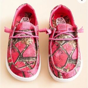 Hey Dude Women’s Wendy Realtree Edge Shoes in Pink and Brown Camo